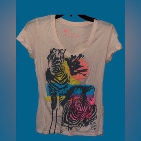 Woman’s short sleeve top scoop neck graphic tee - Size M - Picture 3 of 5